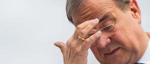 CDU-Kanzlerkandidat Armin Laschet blickt skeptisch nach unten.