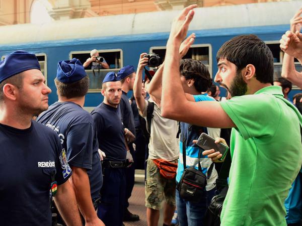 Nur unter Protest verließen die Flüchtlinge am Dienstagmorgen den Ostbahnhof in Budapest, als die ungarische Polizei zur Räumung schritt.