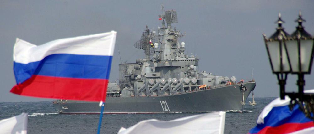 Pro-russische Unterstützer schwenken die russische Flagge, um das Flaggschiff der russischen Schwarzmeerflotte in Sewastopol willkommen zu heißen. (Symbolbild)