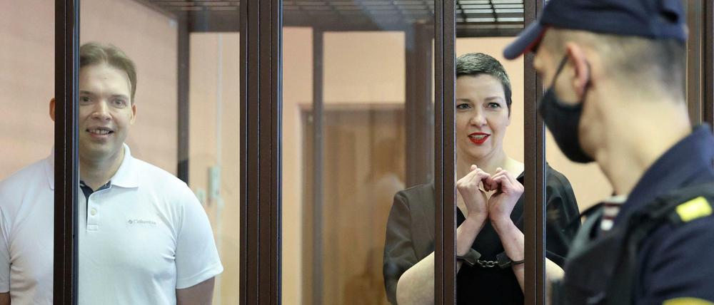 Maria Kolesnikowa, Oppositionsaktivistin in Belarus, und Maxim Znak, Rechtsanwalt und führender Oppositioneller in Belarus, stehen hinter Gitterstäben und nehmen an einer Gerichtsverhandlung teil.