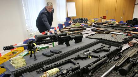 Sichergestellte Waffen von Reichsbürgern werden im Wuppertaler Polizeipräsidium gezeigt.