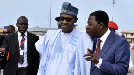 Der nigerianische Präsident Muhammadu Buhari (Mitte) - hier mit dem Präsidenten von Benin Thomas Boni Yayi (rechts) - hat der Extremistengruppe Boko Haram den Kampf angesagt. 