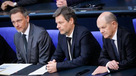 Drei für einen Etat: Bundeskanzler Olaf Scholz (SPD), Wirtschaftsminister Robert Habeck (Grüne) und Finanzminister Christian Lindner (FDP).
