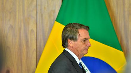 Jair Bolsonaro vor der Flagge seines Landes.
