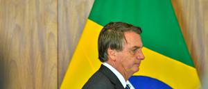 Jair Bolsonaro vor der Flagge seines Landes.
