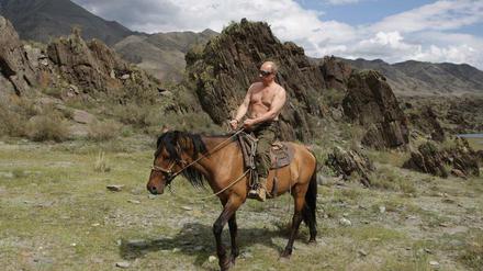 Der russische Präsident Wladimir Putin posiert 2009 auf oberkörperfrei auf einem Pferd.