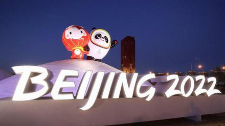 Das offizielle Maskottchen der Olympischen Winterspiele 2022, Shuey Rhon Rhon zusammen mit Bing Dwen Dwen, dem offiziellen Maskottchen der Winterparalympics 2022.