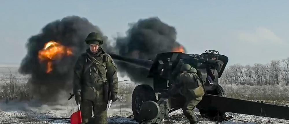 Russische Truppen feuern während einer Militärübung auf einem Truppenübungsplatz in der Region Rostow Haubitzen ab.