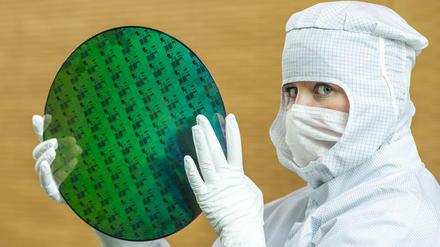 Ein 300-Millimeter-Wafer, präsentiert in einer Chipfabrik.
