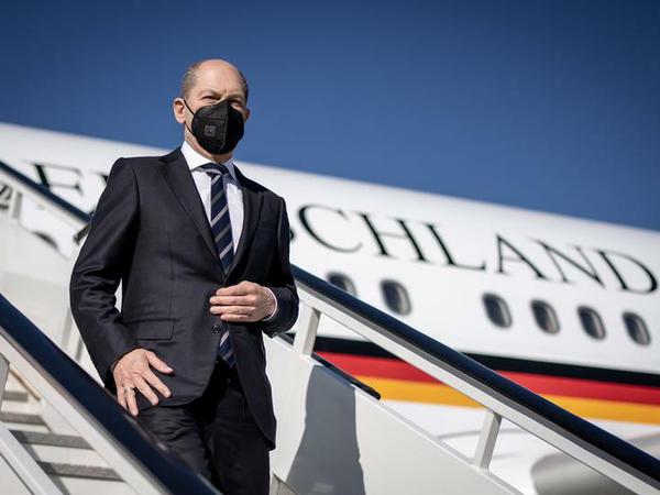 Bundeskanzler Olaf Scholz steigt aus einem Flugzeug der Bundesregierung.