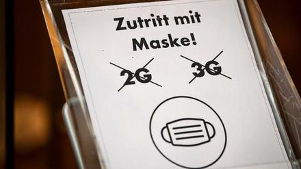 Ein Schild vor einem Geschäft in der Innenstadt in Bremen informiert über die Eintrittsregeln. 