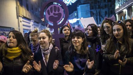 Eine Demo zum internationalen Frauentag in Istanbul.