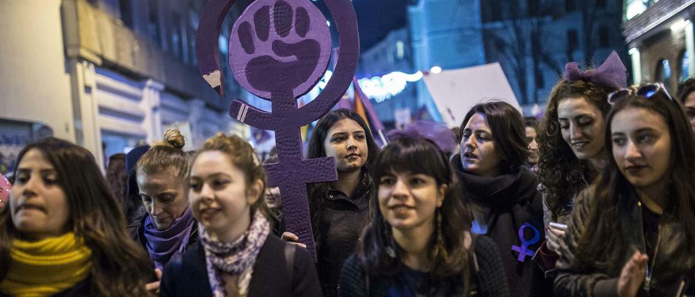 Eine Demo zum internationalen Frauentag in Istanbul.