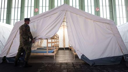 Flüchtlingsunterkunft im ehemaligen Flughafen Tempelhof: Berlin nutzt alle Unterbringungsmöglichkeiten. Doch die gehen der Hauptstadt langsam aus.