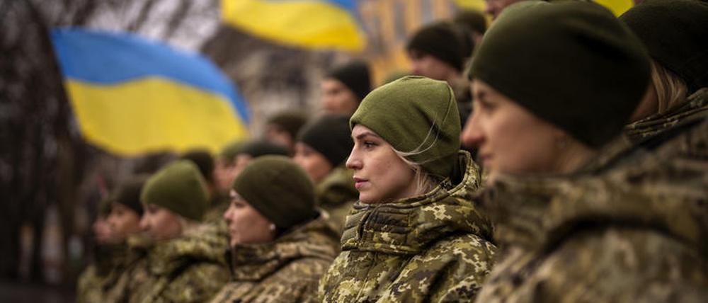 Soldatinnen und Soldaten der ukrainischen Armee am Tag der Einheit der Ukraine.