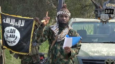 Einer der Anführer der nigerianischen Terrorgruppe Boko Haram in einem Screenshot von 2014 (Archiv).