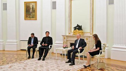 Russlands Präsident Putin trifft sich mit Pakistans Premierminister in Moskau. 
