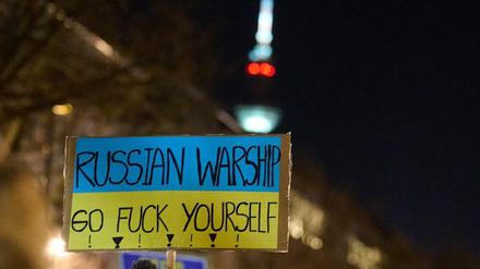 „Go Fuck yourself“ steht auf einem Transparent, das eine Person während der Mahnwache zum Ukraine-Konflikt vor der Russischen Botschaft hält. 