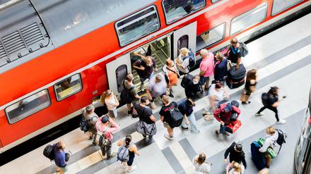 Fahrgäste steigen am 30. Juni 2022 am Berliner Hauptbahnhof aus einem Regionalexpress aus. (Archivbild)