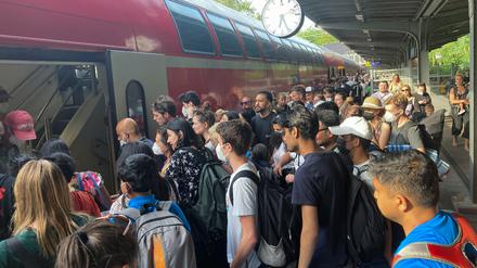 Menschen drängen am Bahnsteig in einen Zug. Das 9-Euro-Ticket ermöglicht in den Monaten Juni, Juli und August Fahrten im Öffentlichen Personennahverkehr (ÖPNV) durch ganz Deutschland. 