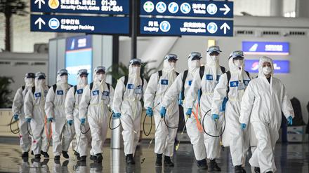 Diese Aufnahme aus dem April 2020 zeigt Feuerwehrleute am Flughafen Wuhan, die zur Desinfektion eingesetzt sind.
