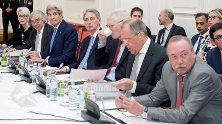 US-Außenminister John Kerry (3. von links) verhandelt gemeinsam mit seinem russischen Kollegen Sergei Lavrov (2.v.r.) über die Zukunft des iranischen Atomprogramms. 