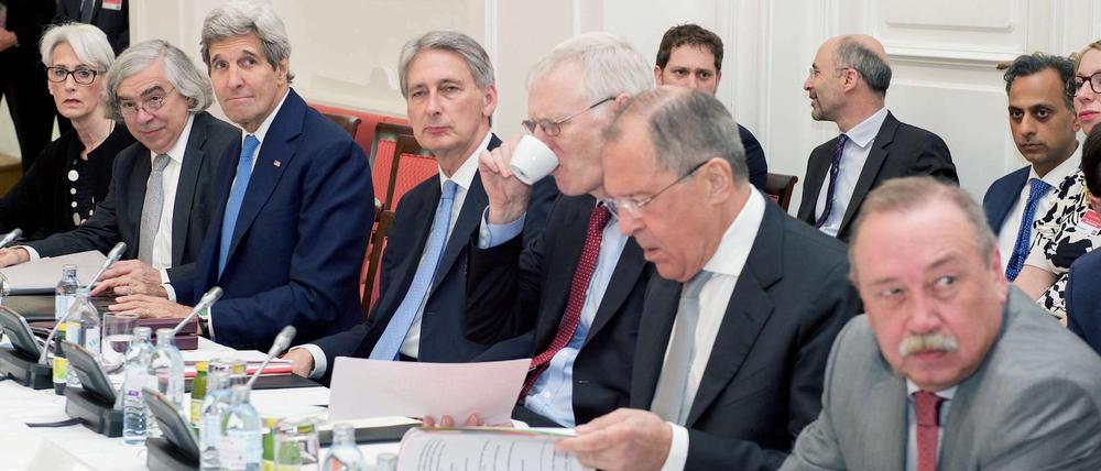 US-Außenminister John Kerry (3. von links) verhandelt gemeinsam mit seinem russischen Kollegen Sergei Lavrov (2.v.r.) über die Zukunft des iranischen Atomprogramms. 