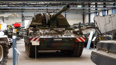Eine Panzerhaubitze 2000 steht im Deutschen Panzermuseum Münster.
