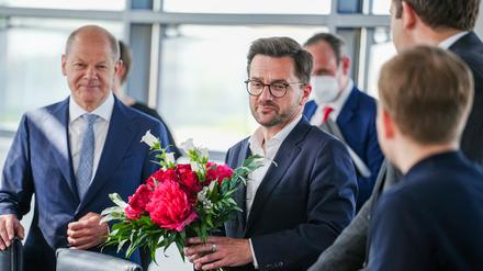 Bundeskanzler Olaf Scholz (l, SPD) gratuliert Thomas Kutschaty, SPD-Spitzenkandidat bei der Landtagswahl in Nordrhein-Westfalen.
