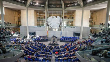 Christian Lindner (FDP), Bundesminister der Finanzen, spricht im Plenarsaal im Bundestag. 