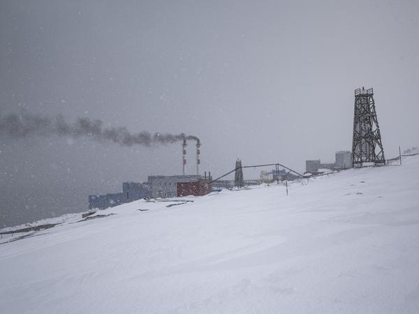 Schwarzer Rauch kommt am 7. Mai 2022 aus einem Kohlekraftwerk in Barentsburg.