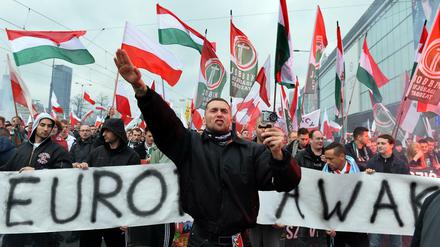 Ein Nationalist führt polnische und ungarische Rechtsextreme durch Warschau. Am Unabhängigkeitstag war die Innenstadt Warschaus erneut Bühne für völkische Aufmärsche.