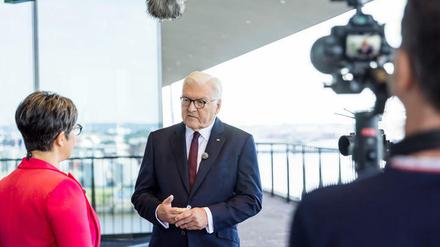 Journalistin und Fernsehmoderatorin Shakuntala Banerjee (l.) und Bundespräsident Frank-Walter Steinmeier sprechen miteinander während der Aufzeichnung der Sendung «Berlin direkt - Sommerinterviews». 