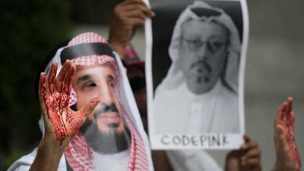 Ein Demonstrant, verkleidet als der saudische Kronprinz, fordert Gerechtigkeit im Fall des getöteten Journalisten Jamal Khashoggi. (Archivbild)