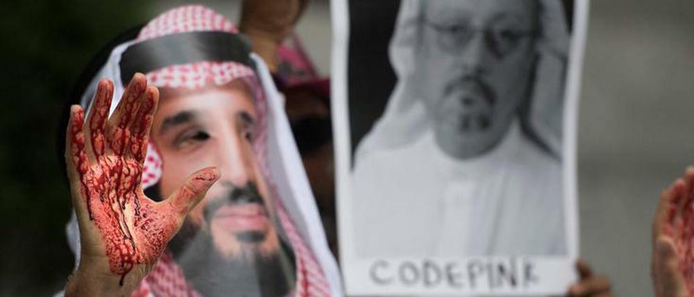 Ein Demonstrant, verkleidet als der saudische Kronprinz, fordert Gerechtigkeit im Fall des getöteten Journalisten Jamal Khashoggi. (Archivbild)