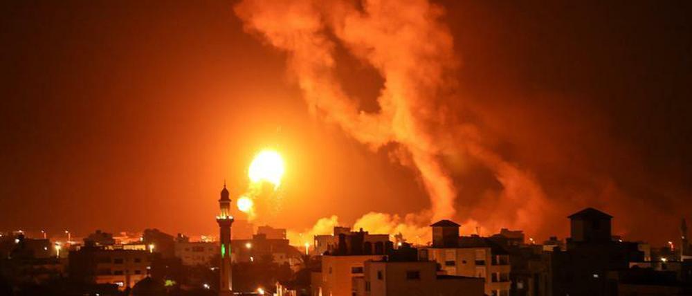 Über Gaza (Stadt) ist nach israelischen Raketenangriffen Feuer zu sehen.