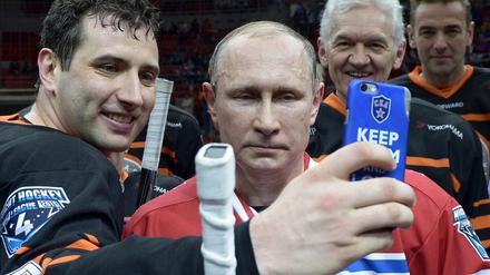 Der russische Präsident Wladimir Putin und sein Vertrauter Gennadi Timtschenko (zweiter von rechts) bei einem Eishockey-Spiel in Sotschi 2015. 