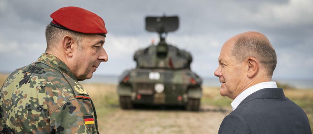 Mit dem Kanzler kann er seit Pandemiezeiten gut - Generalleutnant Generalleutnant Carsten Breuer hat erst kürzlich mit Olaf Scholz über die Ausbildung ukrainischer Soldaten in Deutschland gesprochen.