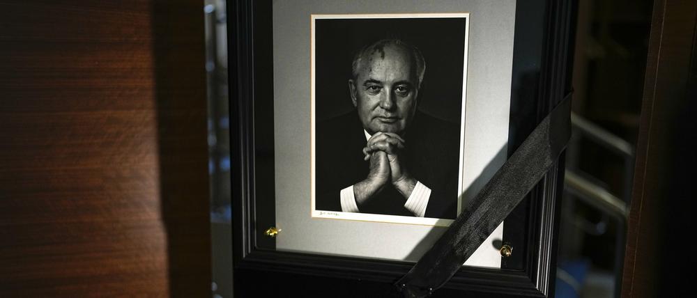 In Trauer: Ein Porträt des ehemaligen sowjetischen Präsidenten Michail Gorbatschow und Blumen werden einen Tag nach seinem Tod am Sitz seiner Stiftung in Moskau niedergelegt. 
