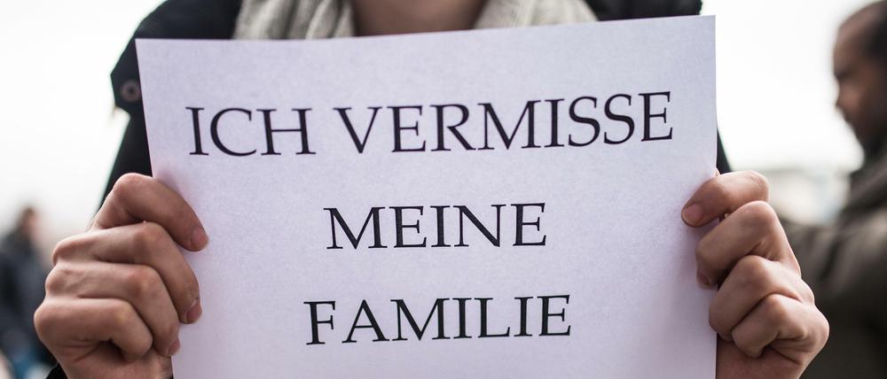 Ein Mitglied des Flüchtlingsrats Berlin protestiert am 20.03.2017 gegen die Aussetzung des Familiennachzugs.