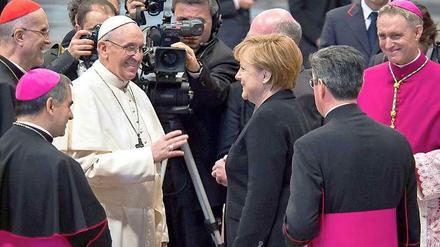 Papst Franziskus begrüßt die Bundeskanzlerin bei seiner Amtseinführung in Rom. 