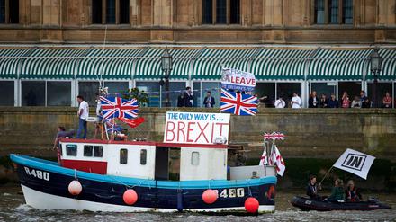 Ein Fischerboot von Brexit-Unterstützern auf der Themse in London