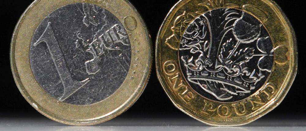 Das Pfund verliert, der Euro gewinnt derzeit. Die Brexit-Verhandlungen schleppen sich dahin.