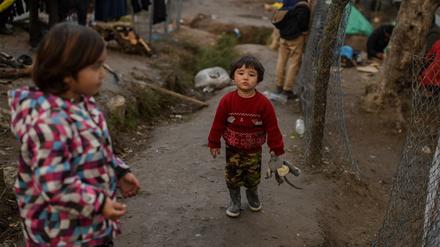 Kinder vor dem überfüllten Flüchtlingscamp Moria auf der griechischen Insel Lesbos