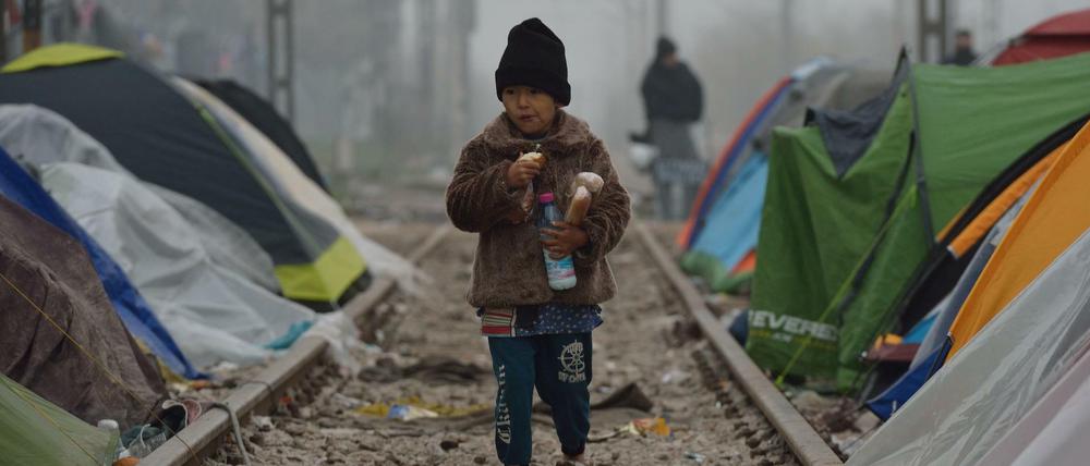 Ein Kind in einem Flüchtlingslager an der griechisch-mazedonischen Grenze.