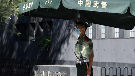 Ein Sicherheitsposten bewacht die australische Botschaft in Peking.