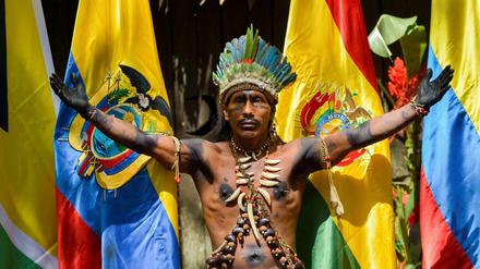 Ein Kolumbianer vom Stamm der Tikuna beim Amazonas-Treffen 