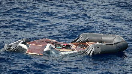 Ein aufgegebenes Flüchtlingsboot im Mittelmeer.