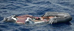 Ein aufgegebenes Flüchtlingsboot im Mittelmeer.