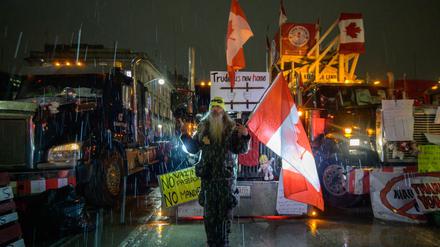 Ein Demonstrant während des Protestes von Lkw-Fahrern gegen die Pandemie-Gesundheitsvorschriften in Kanada.